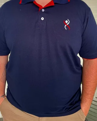 Camisa polo azul-marinho com gola contrastante e logo bordada, produzida pela MC Uniformes