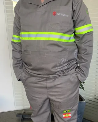 Conjunto operacional cinza de jaqueta e calça com faixas refletivas, produzido pela MC Uniformes